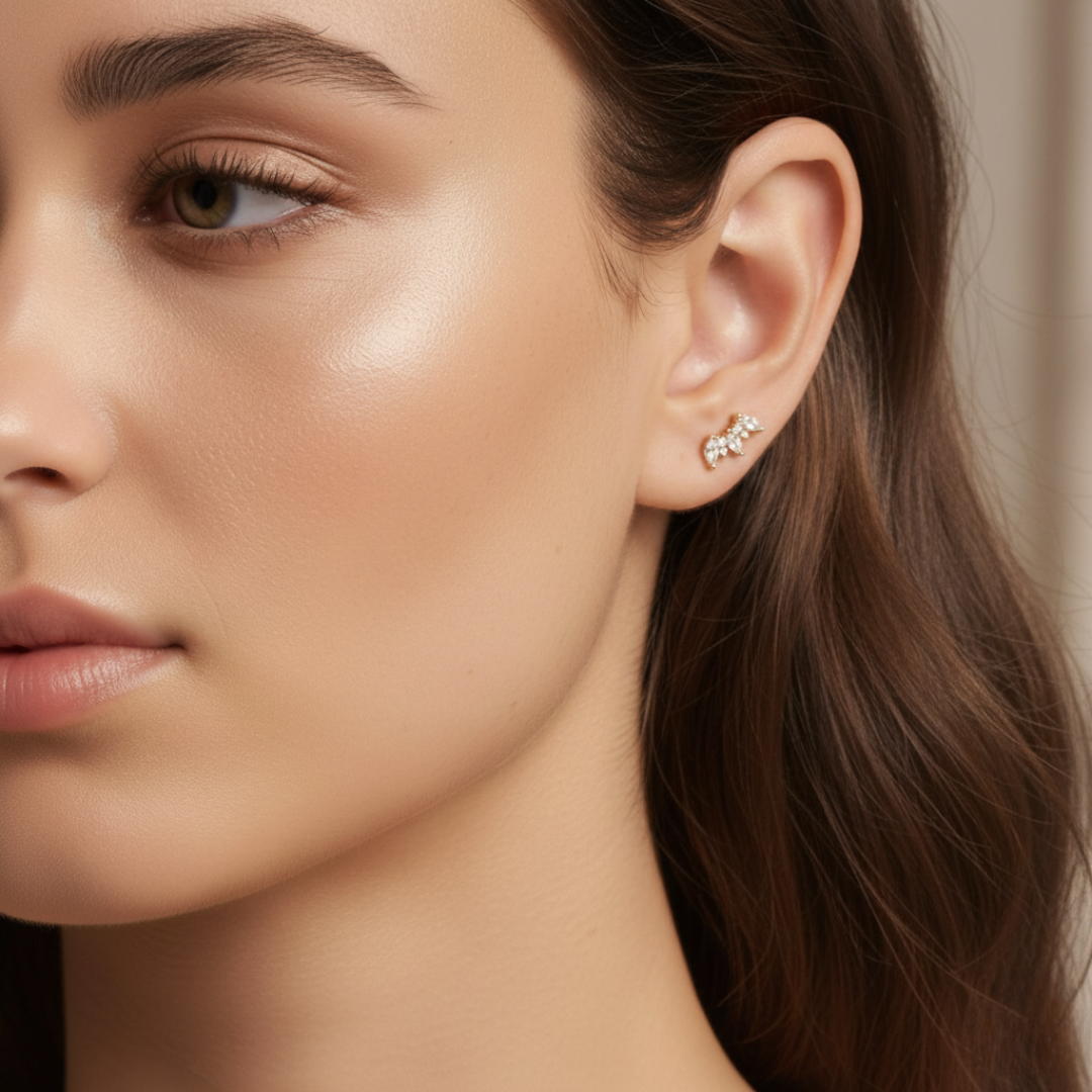 Boucles d'oreilles en or en forme de couronne avec topaze blanche pour peau sensible