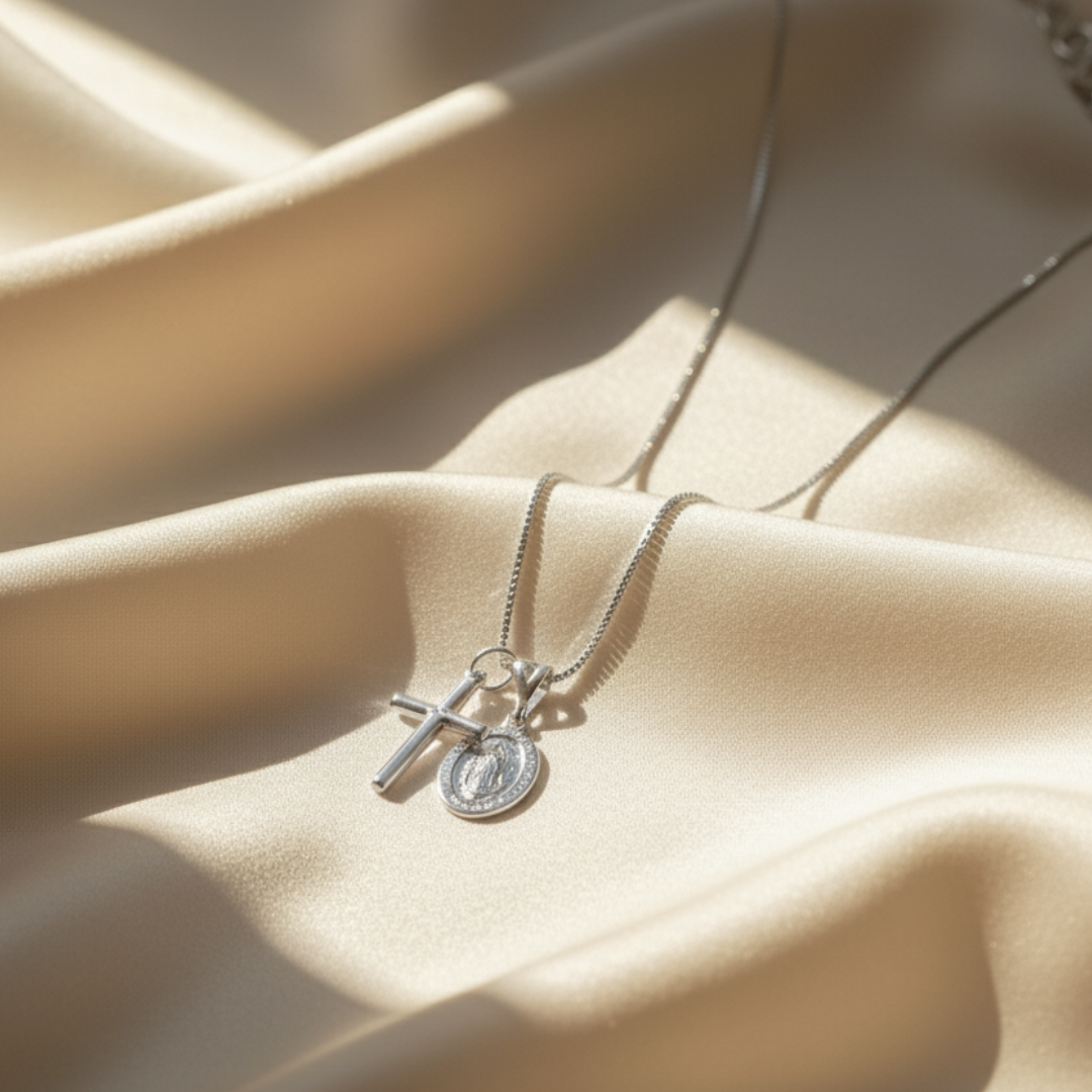 Elegantný zlatý náhrdelník s nastaviteľným reťazcom a príveskom kríža Guadalupe