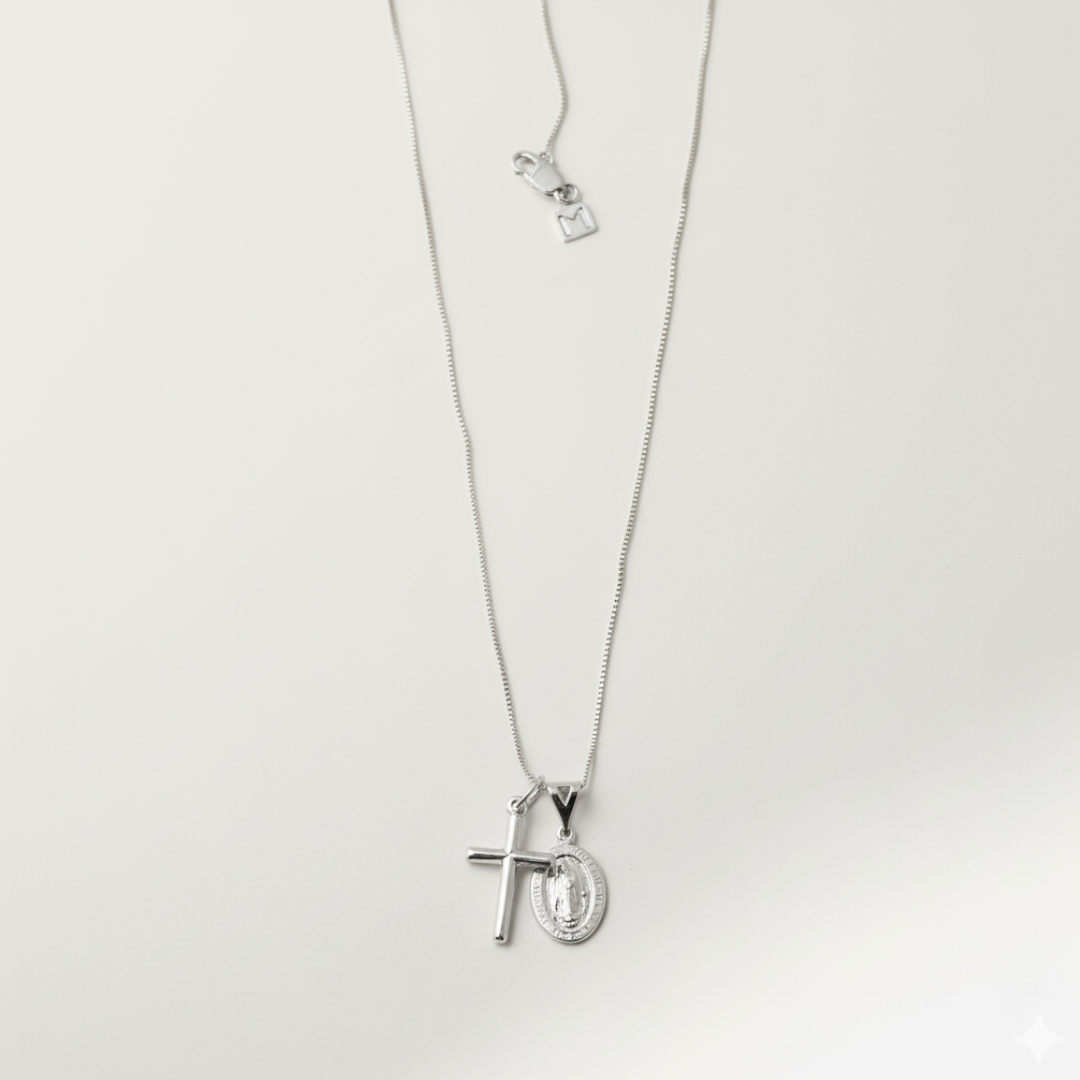Elegantný zlatý náhrdelník s nastaviteľným reťazcom a príveskom kríža Guadalupe