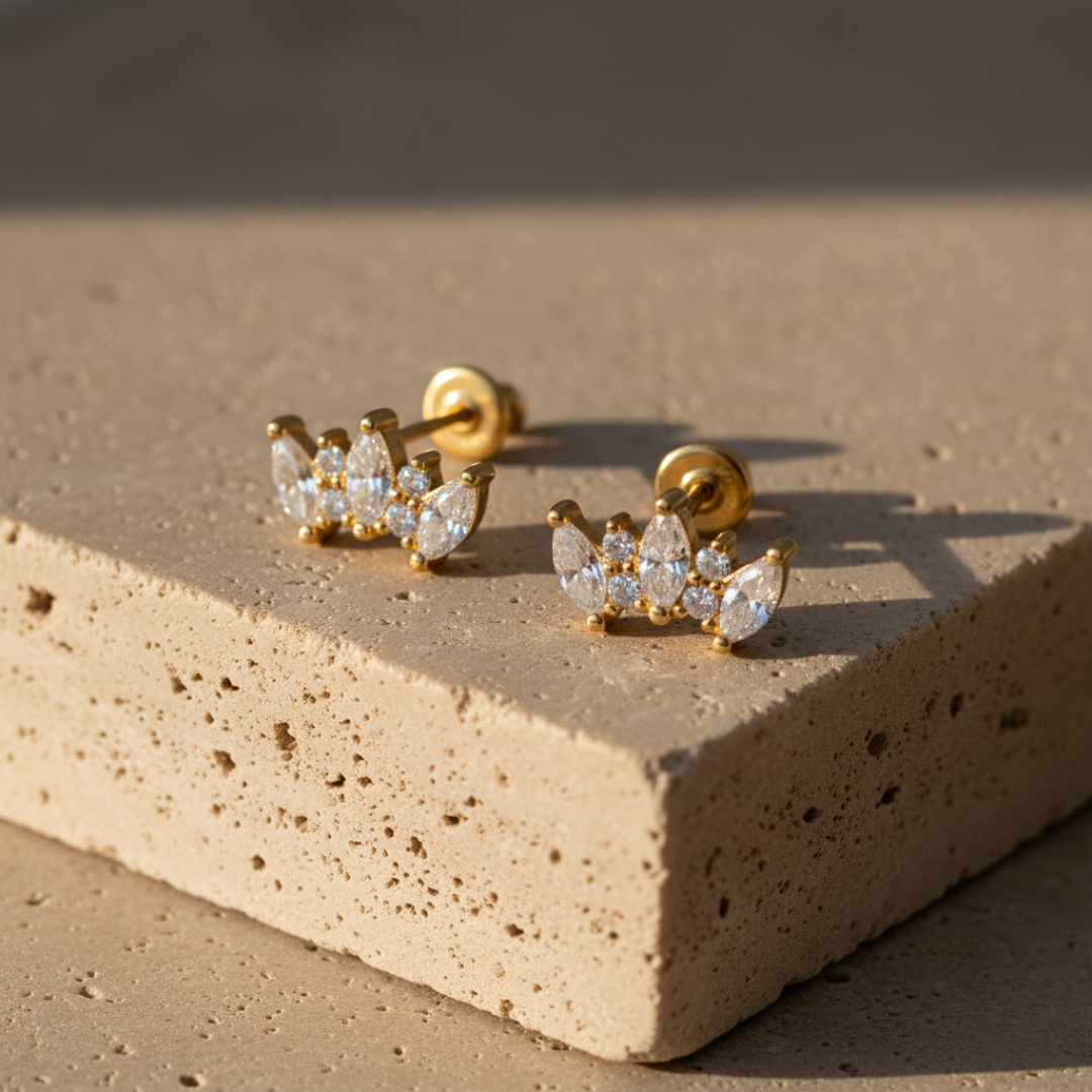 Orecchini a forma di corona in oro con topazio bianco per pelli sensibili