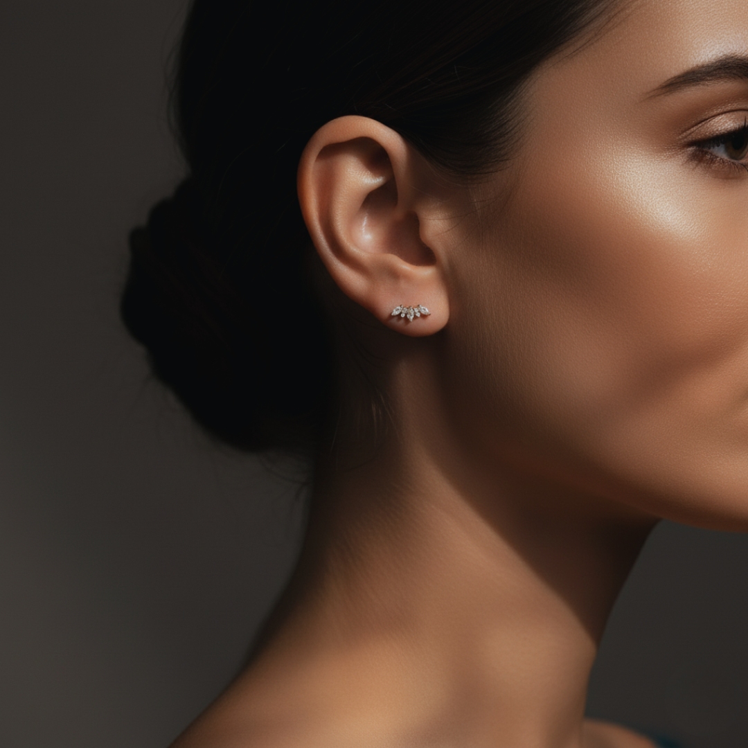 Boucles d'oreilles en or en forme de couronne avec topaze blanche pour peau sensible