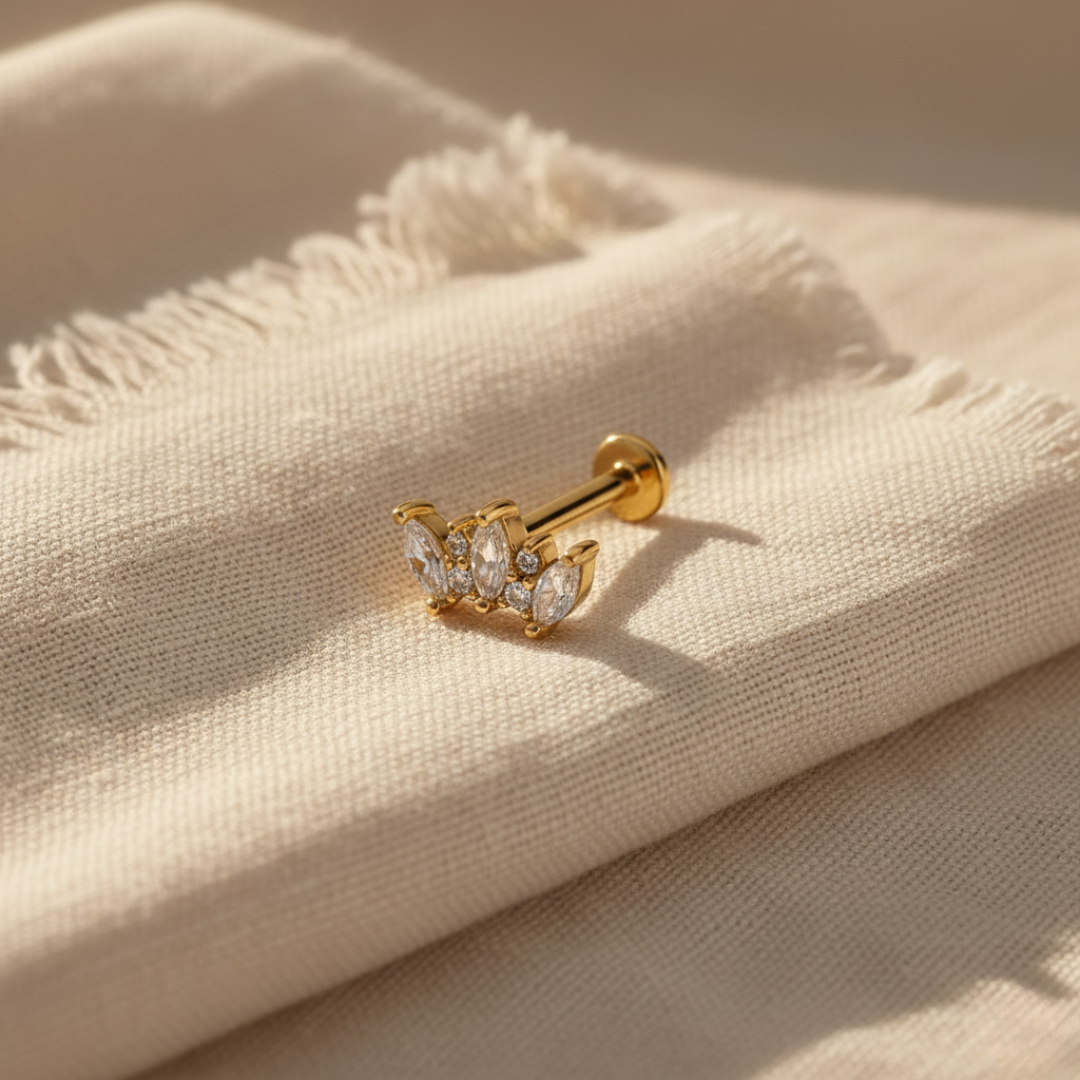 Boucles d'oreilles en or en forme de couronne avec topaze blanche pour peau sensible