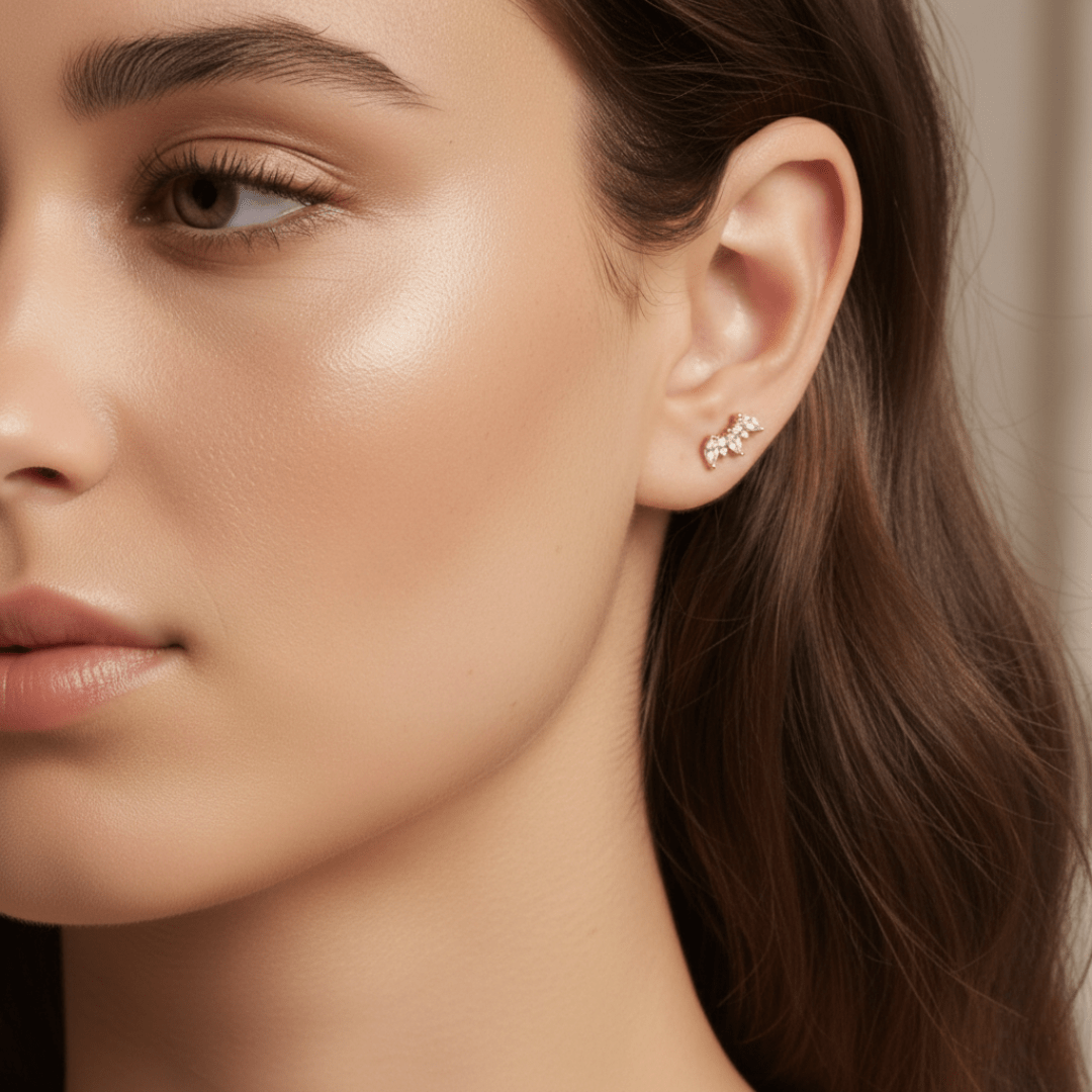 Boucles d'oreilles en or en forme de couronne avec topaze blanche pour peau sensible