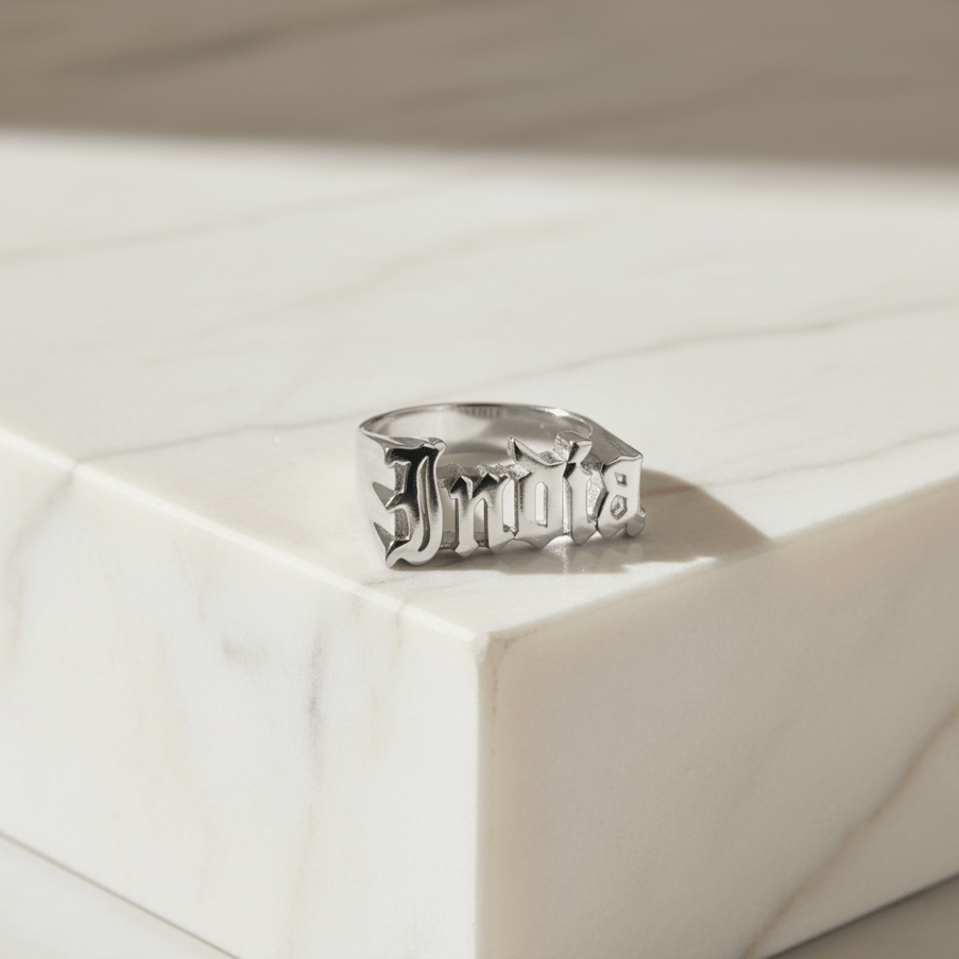 Gepersonaliseerde Gotische Naamring - Handgemaakte Gepersonaliseerde Sieraden in Diverse Metalen