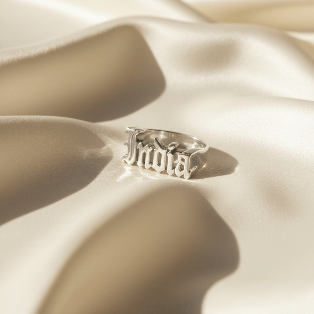 Gepersonaliseerde Gotische Naamring - Handgemaakte Gepersonaliseerde Sieraden in Diverse Metalen