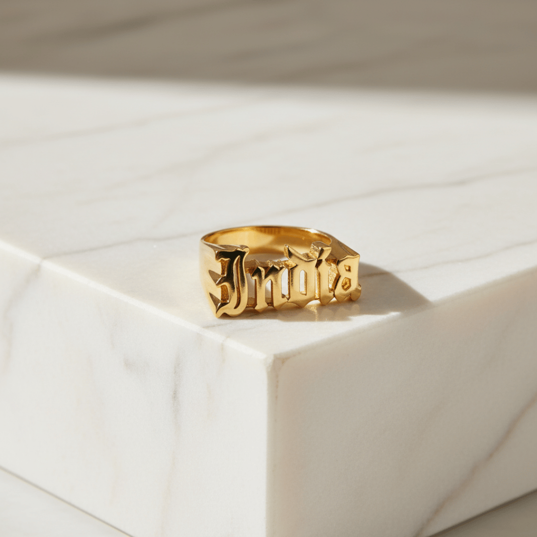 Gepersonaliseerde Gotische Naamring - Handgemaakte Gepersonaliseerde Sieraden in Diverse Metalen