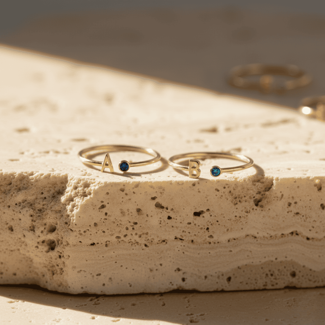 Aanpasbare geboortesteen initiaal ring - fijn gepersonaliseerd cadeau voor feestdagen