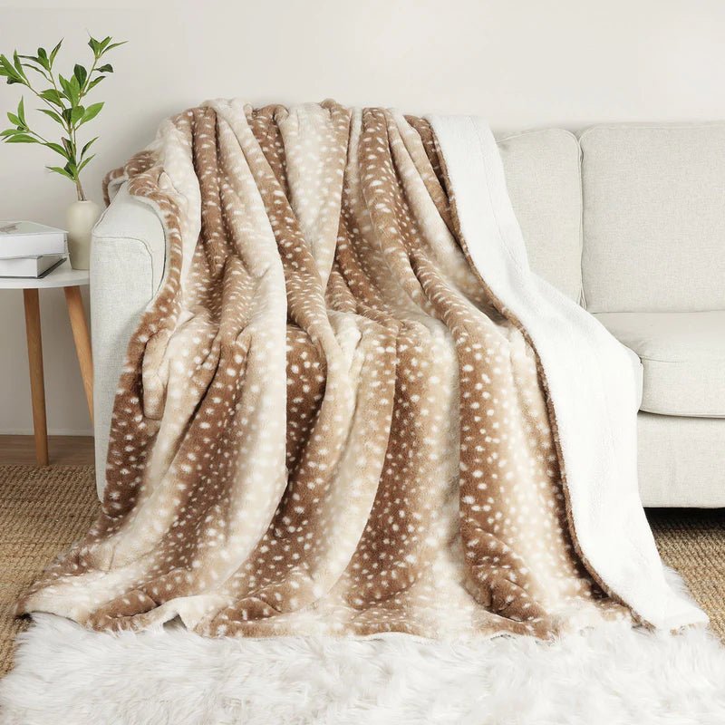DEERHUG Kunstfell-Decke | Deermotiv-Wurf | Wendbarer Plüschkomfort