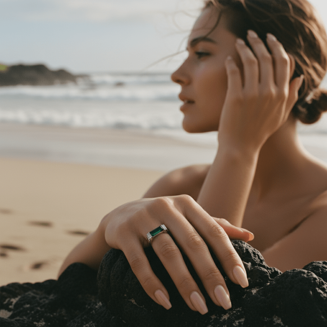Elegant Emerald Ring in Silver or Gold - Timeless Design for Every Occasion