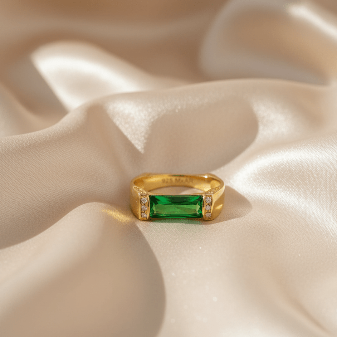 Elegant Emerald Ring in Silver or Gold - Timeless Design for Every Occasion