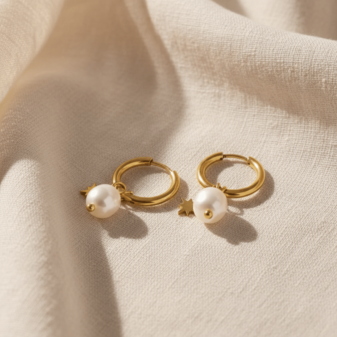 Elegante zoetwaterparel ster huggie creolen in goud