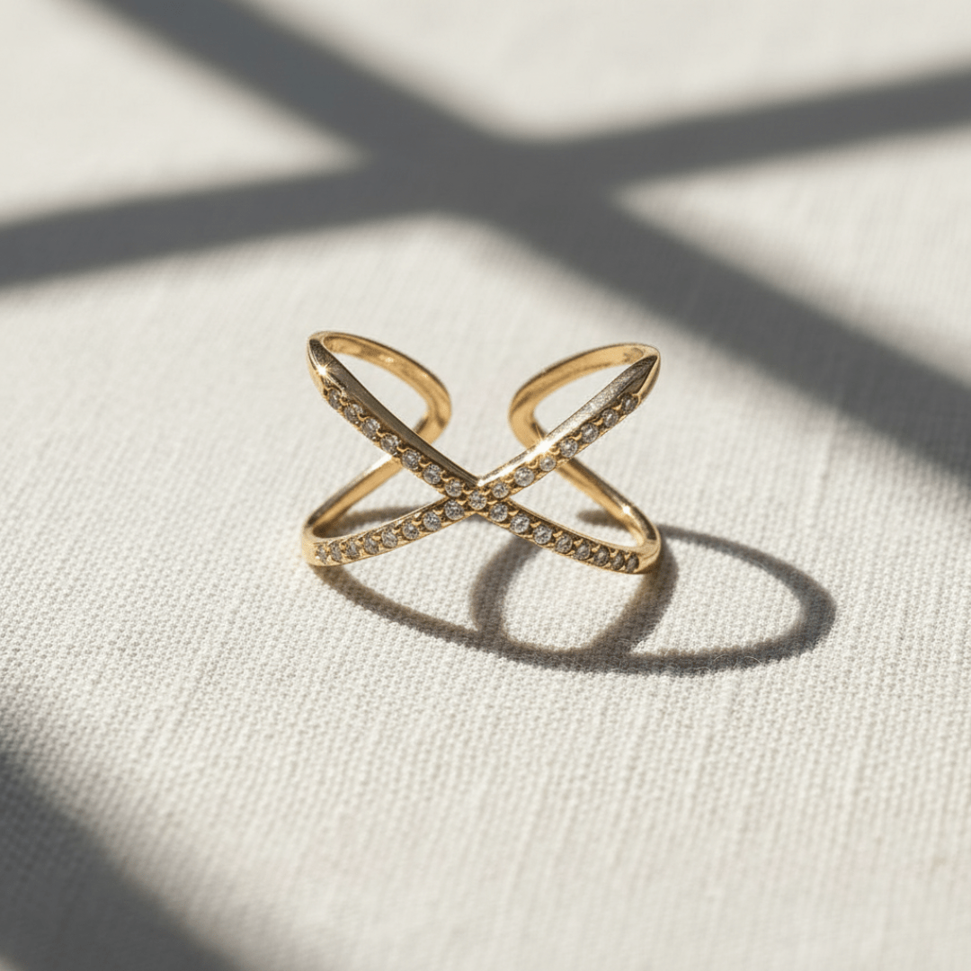 Elegantný prsteň v tvare X zlatistej farby s trblietavými kryštálmi – nastaviteľný z nehrdzavejúcej ocele