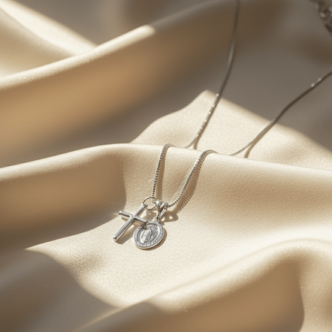 Elegante collana d'oro con catena regolabile e ciondolo a croce di Guadalupe