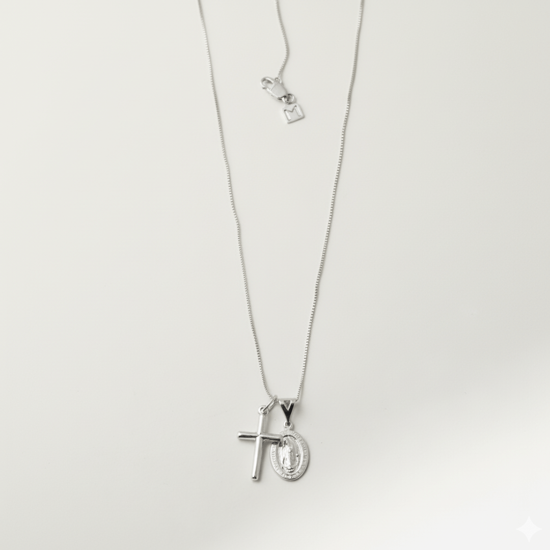 Elegante collana d'oro con catena regolabile e ciondolo a croce di Guadalupe