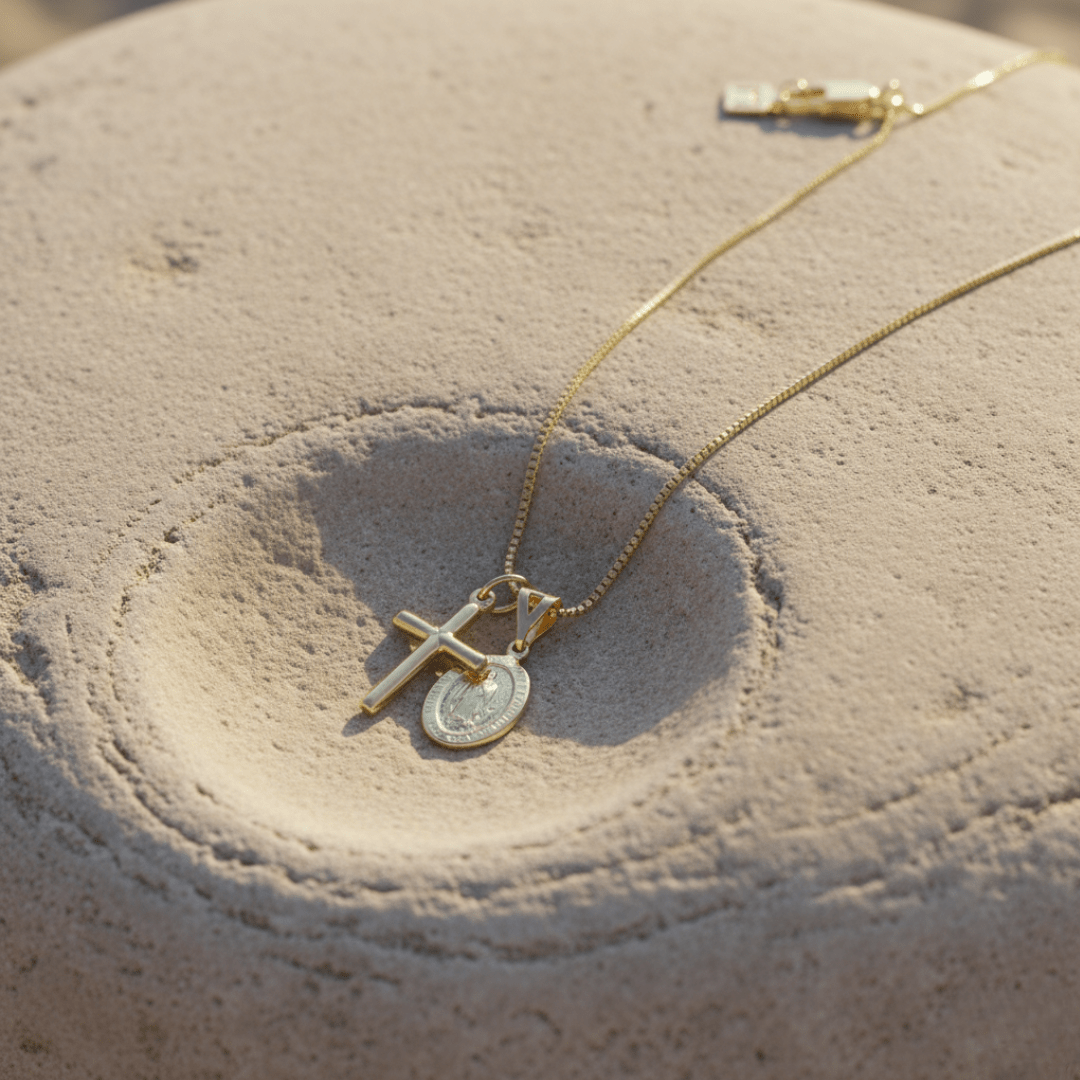 Elegante collana d'oro con catena regolabile e ciondolo a croce di Guadalupe
