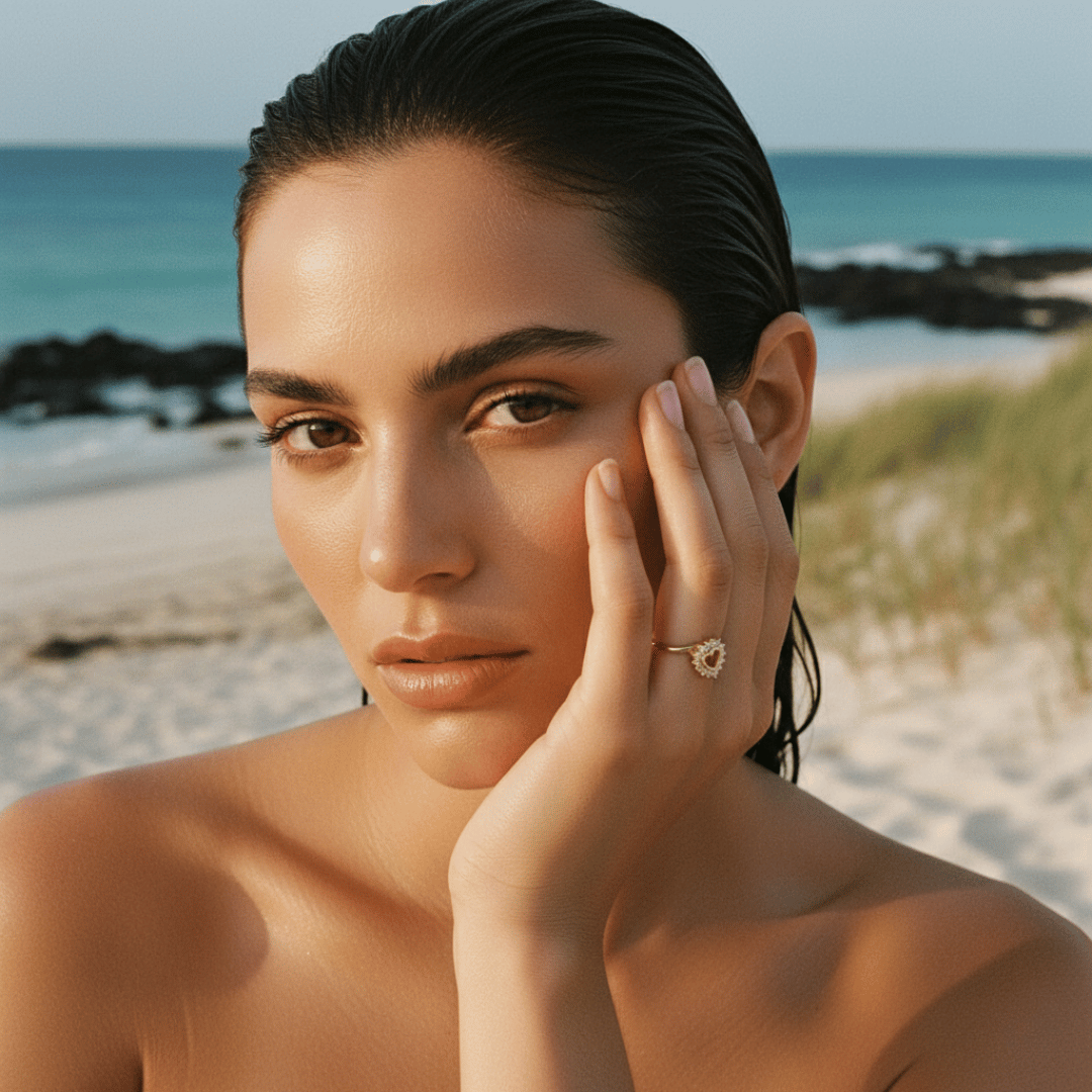 Elegante hartvormige ring - verguld met verstelbare pasvorm en cubic zirconia
