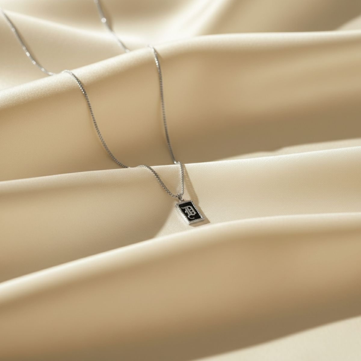 Elegantný prívesok s iniciálou – prispôsobiteľný smaltovaný dizajn v zlate vermeil alebo striebre sterling