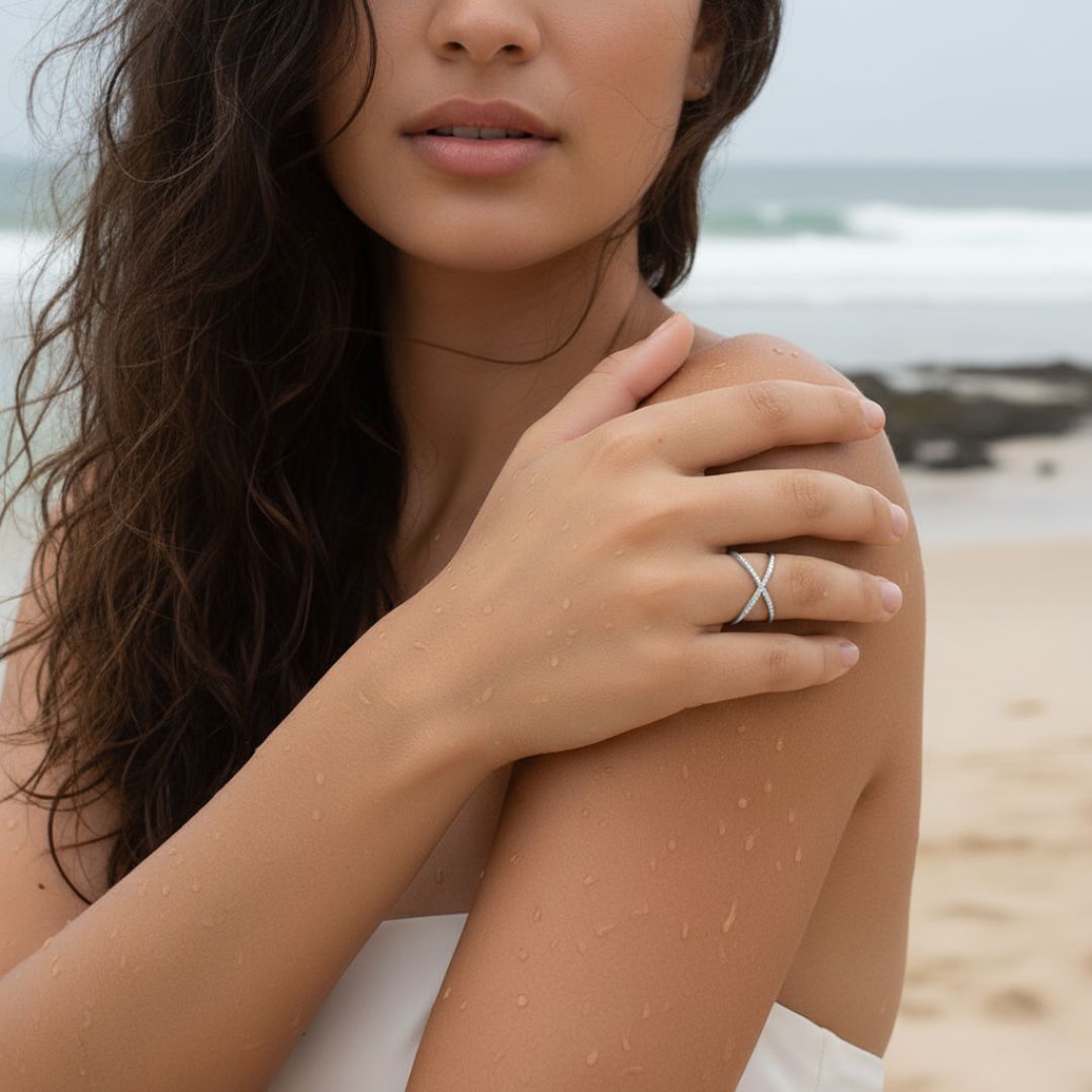 Bague élégante en acier inoxydable en forme de X avec cristaux étincelants - Taille ajustable