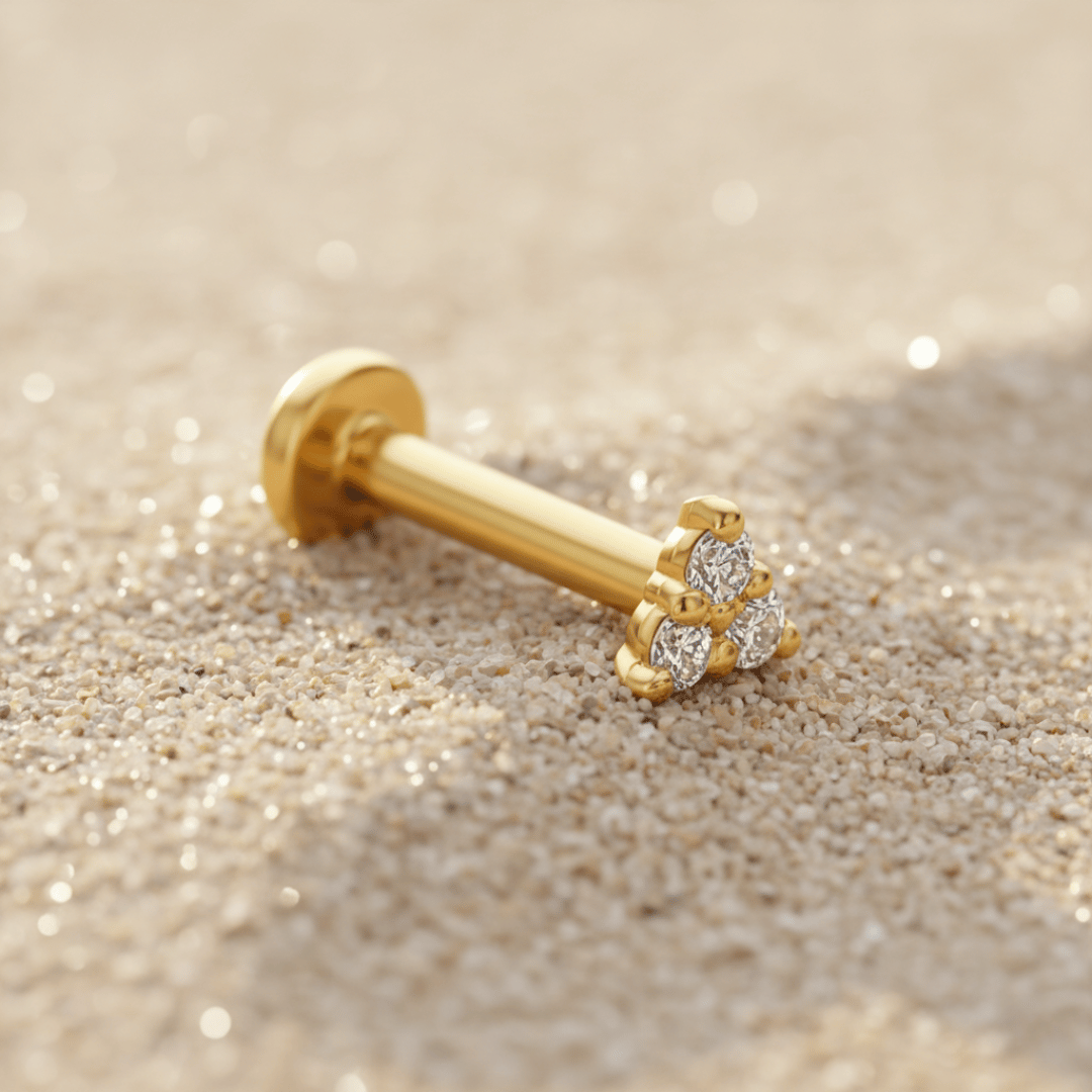 Minimalistische driehoek oorbel - Hypoallergene laboratoriumgekweekte diamant & zwembestendig