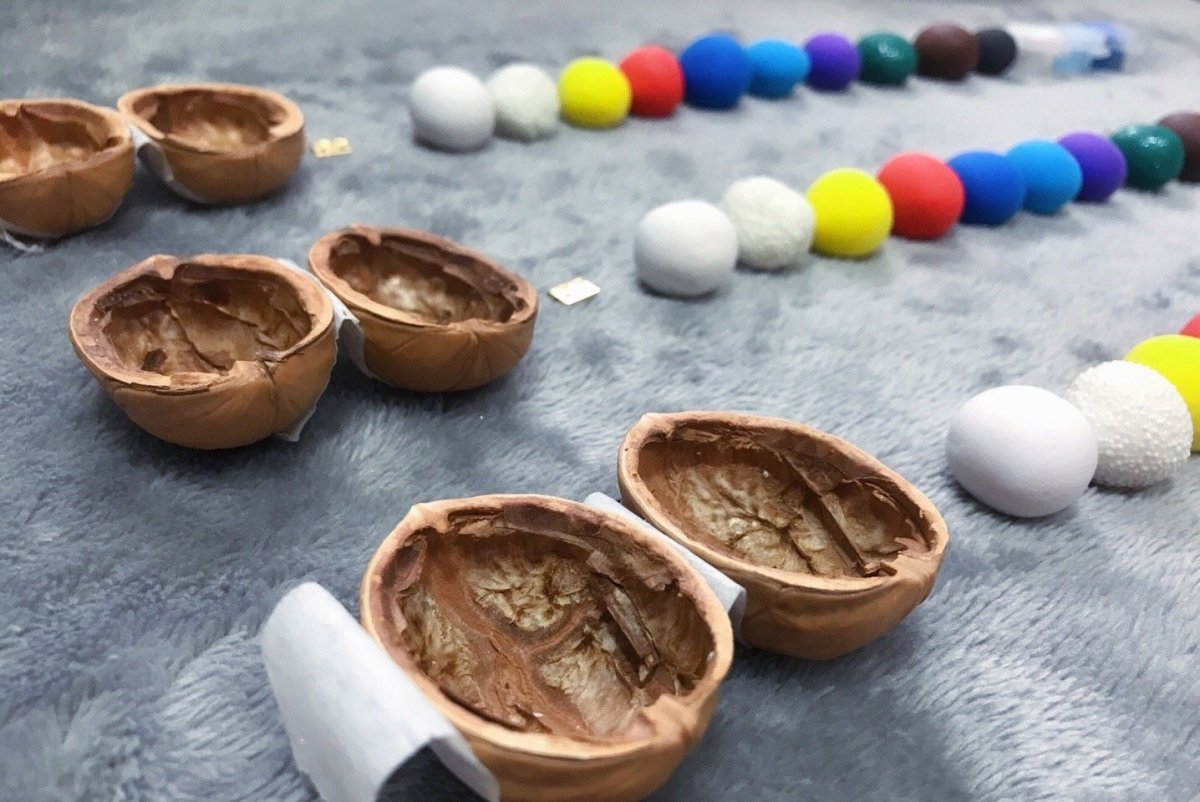 NATUREHAVEN – Handgemaakte poppenhuis van walnotenschil voor unieke miniatuurdecoratie