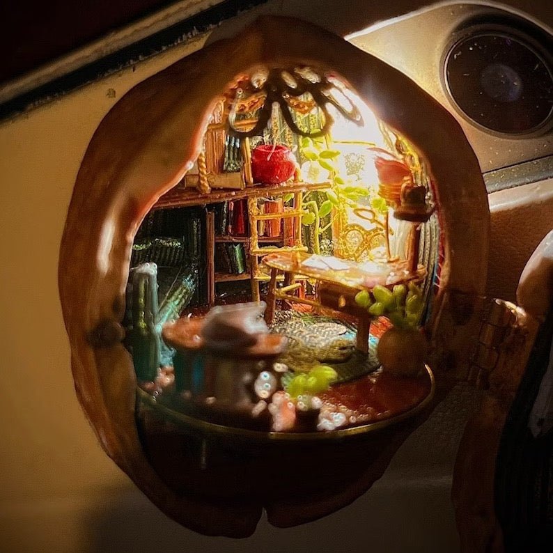 NATUREHAVEN – Handgemaakte poppenhuis van walnotenschil voor unieke miniatuurdecoratie