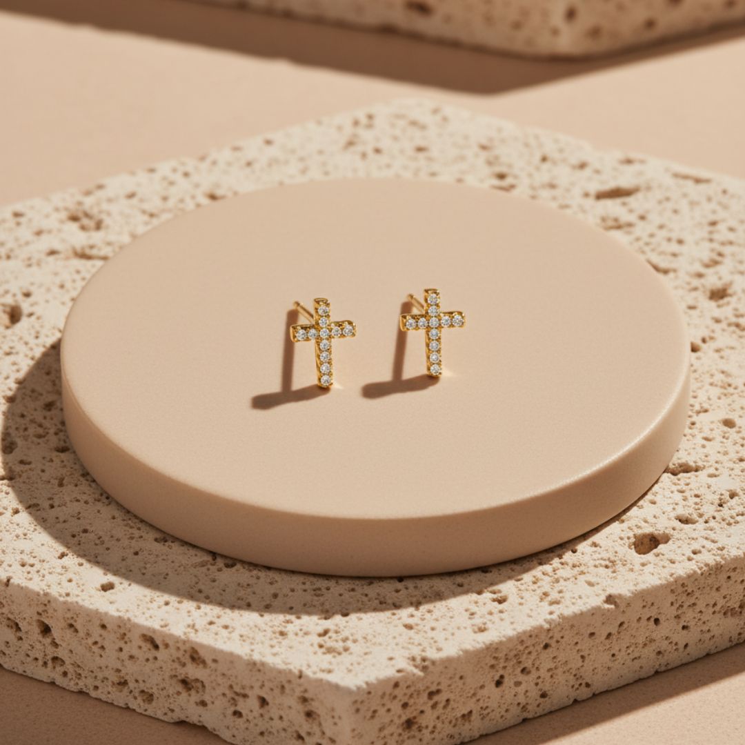 Kleine kruis oorstekers in zilver - minimalistisch ontwerp voor dagelijks gebruik