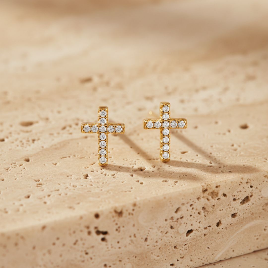 Kleine kruis oorstekers in zilver - minimalistisch ontwerp voor dagelijks gebruik