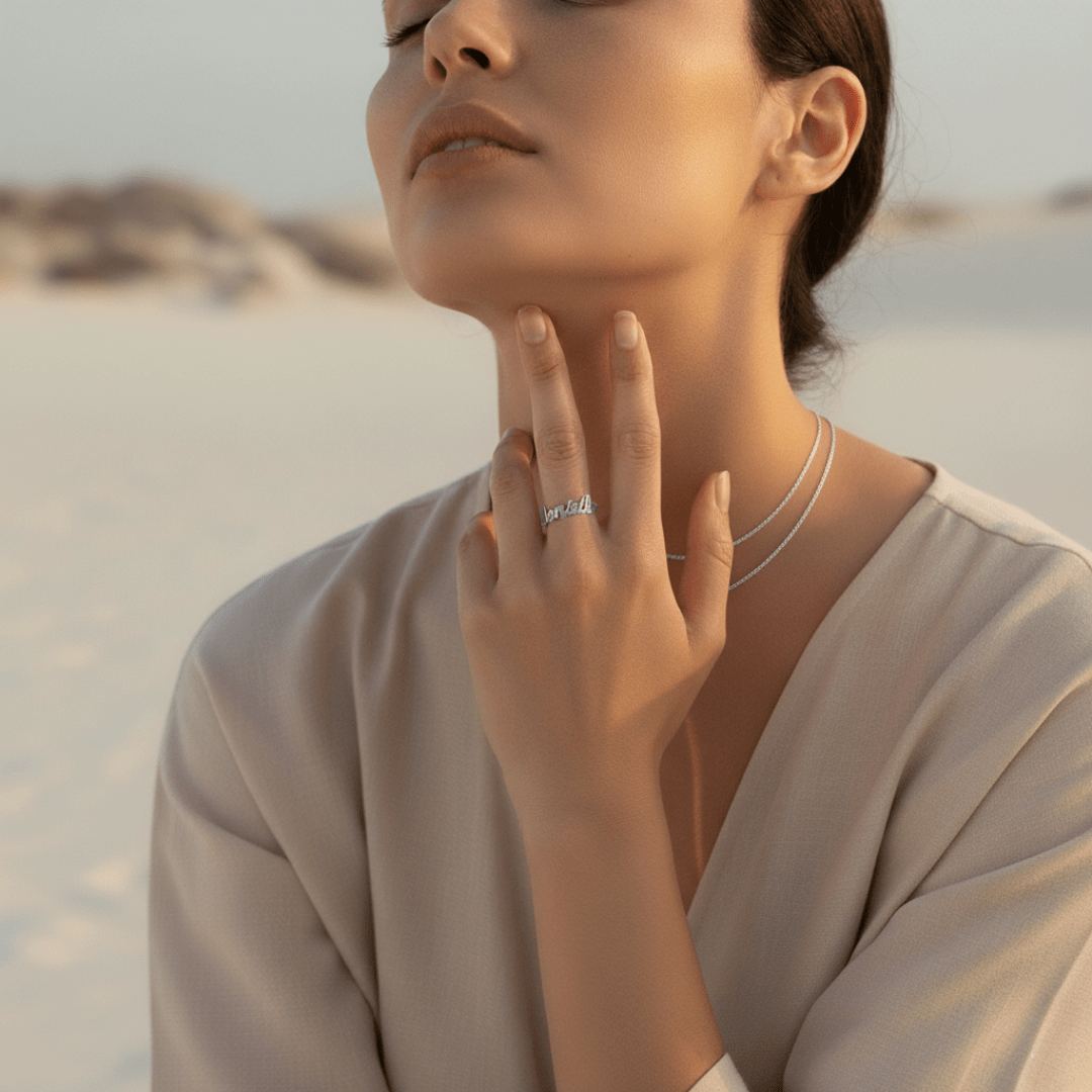 Tiny Script Ring - Aanpasbare Gepersonaliseerde Sieraden in Goud & Zilver