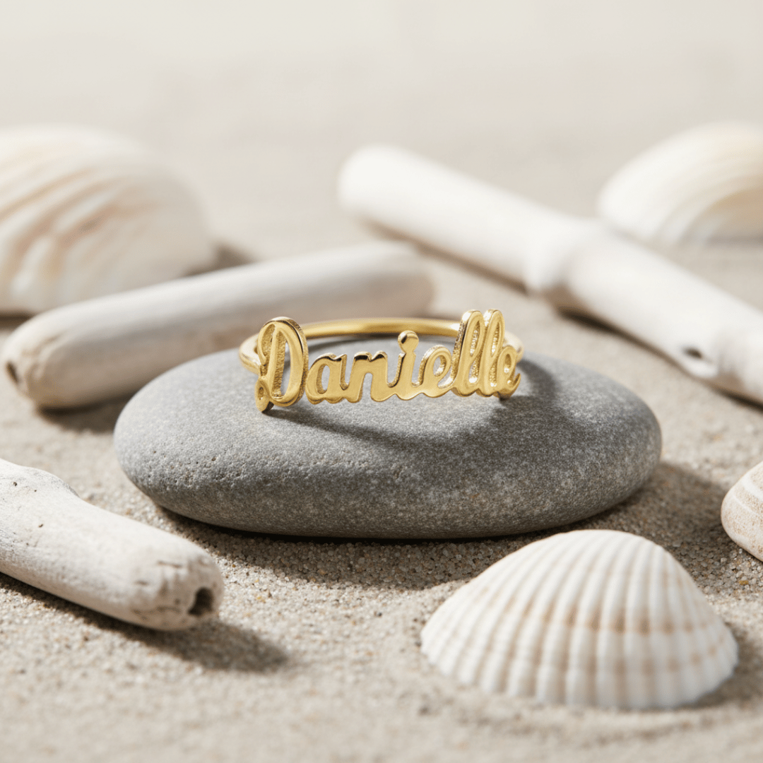 Tiny Script Ring - Aanpasbare Gepersonaliseerde Sieraden in Goud & Zilver