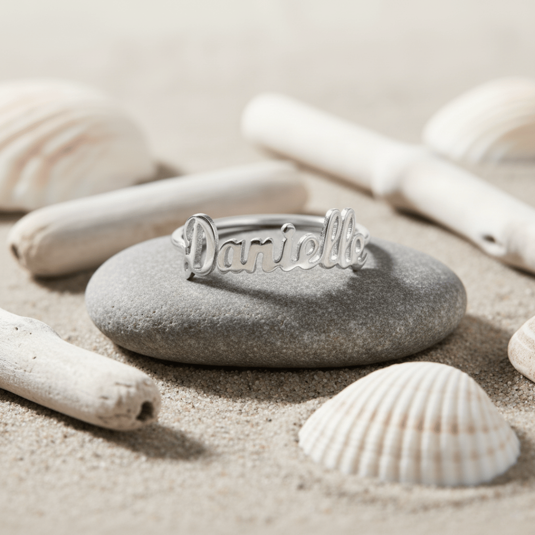 Tiny Script Ring - Aanpasbare Gepersonaliseerde Sieraden in Goud & Zilver