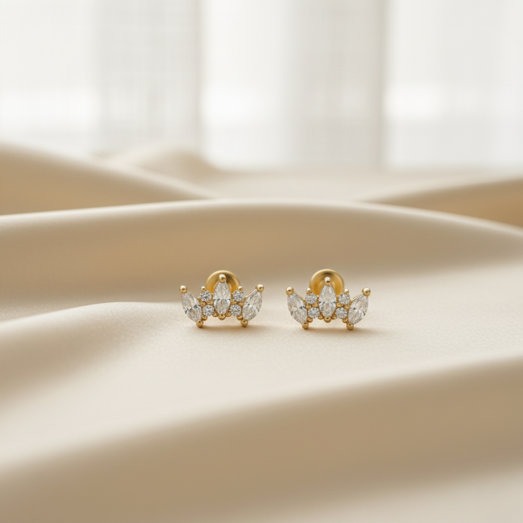 Orecchini a forma di corona in oro con topazio bianco per pelli sensibili