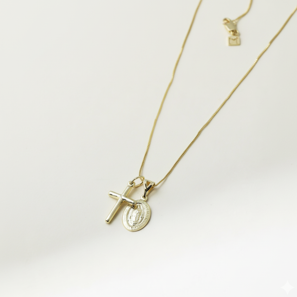 Collier élégant en or avec chaîne ajustable et pendentif croix de Guadalupe