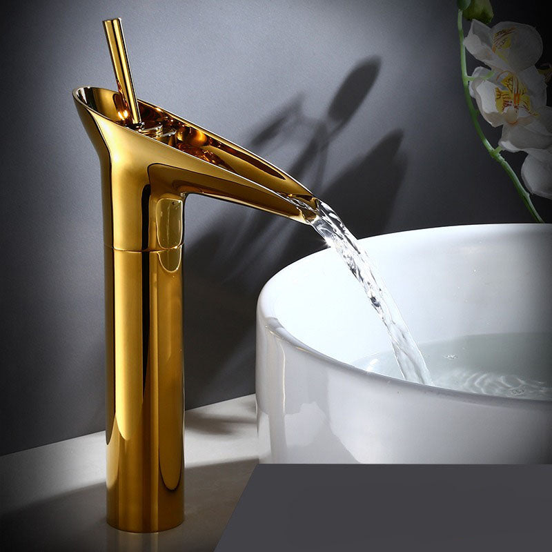 AquaFalls – Grifo de lavabo con cascada en latón antiguo
