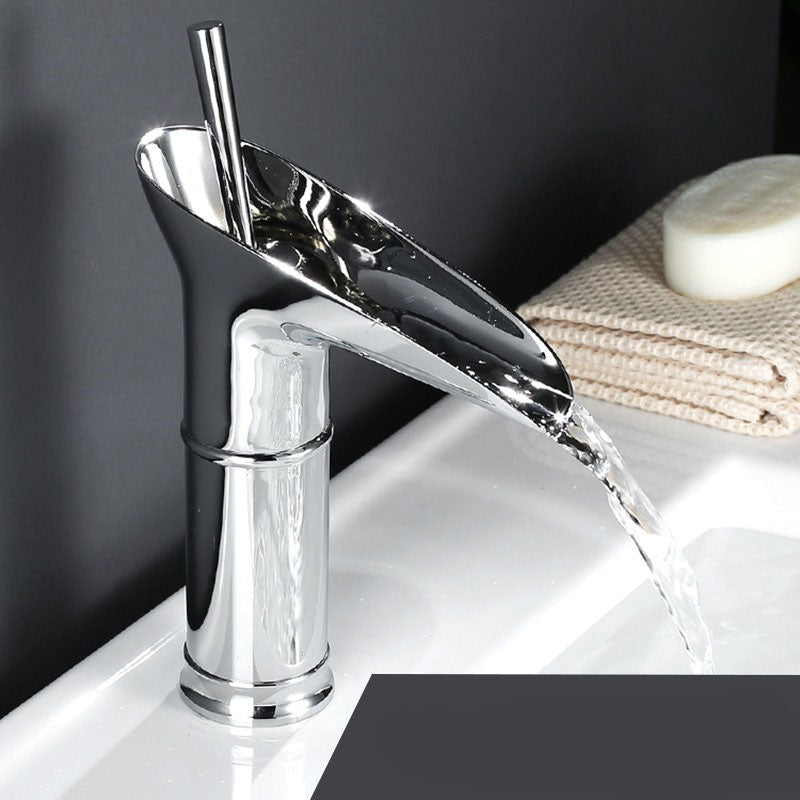 AquaFalls – Grifo de lavabo con cascada en latón antiguo