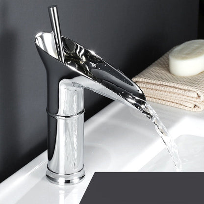 AquaFalls – Grifo de lavabo con cascada en latón antiguo
