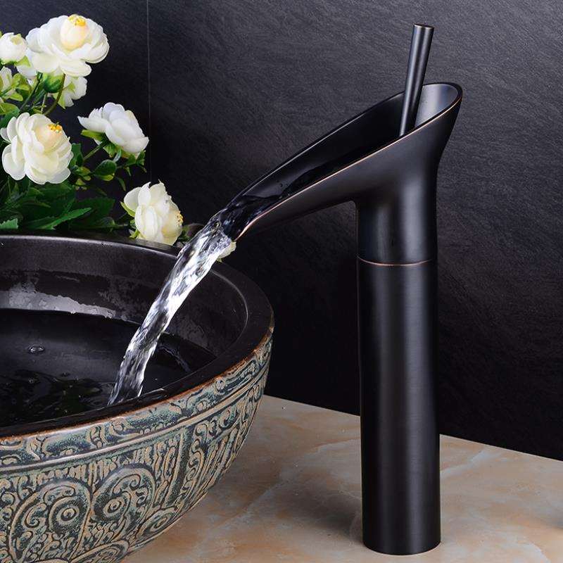 AquaFalls – Grifo de lavabo con cascada en latón antiguo