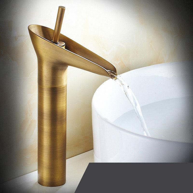 AquaFalls – Grifo de lavabo con cascada en latón antiguo