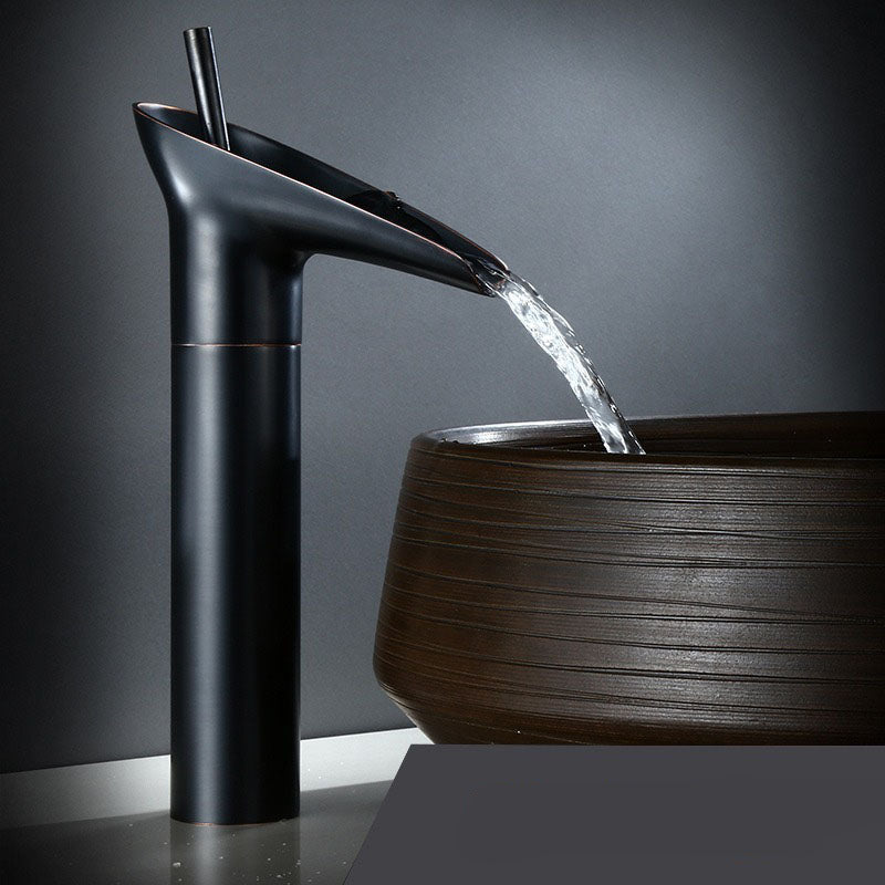 AquaFalls – Grifo de lavabo con cascada en latón antiguo