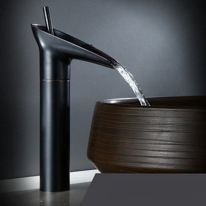 AquaFalls – Grifo de lavabo con cascada en latón antiguo