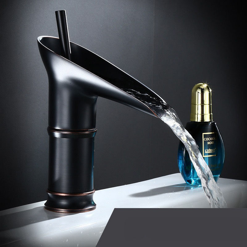 AquaFalls – Grifo de lavabo con cascada en latón antiguo