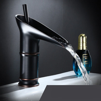 AquaFalls – Grifo de lavabo con cascada en latón antiguo