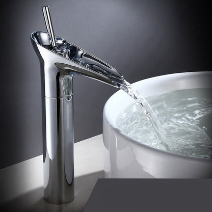 AquaFalls – Grifo de lavabo con cascada en latón antiguo