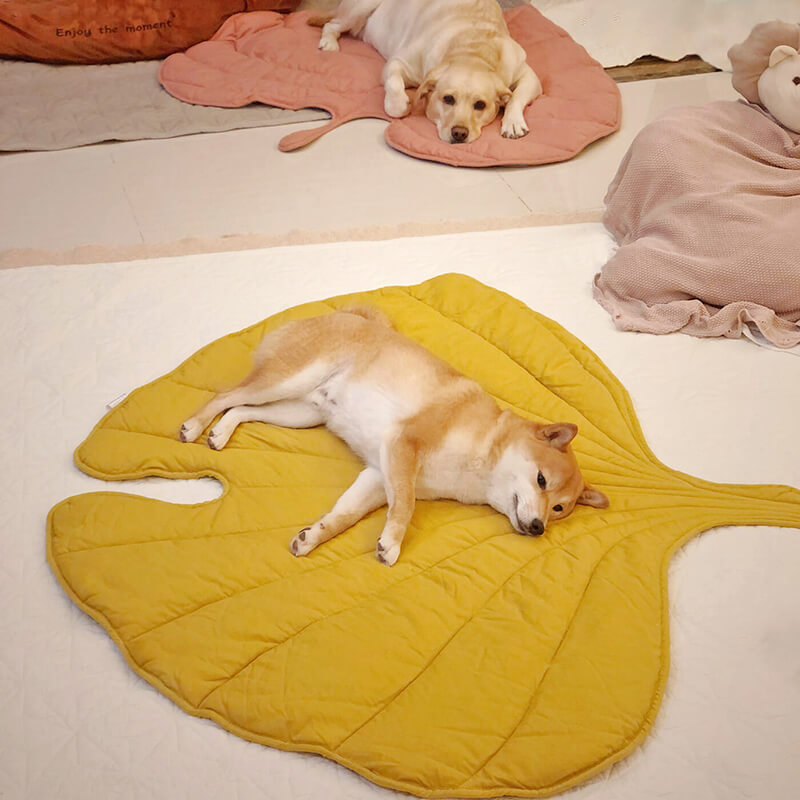 Leaf-shaped dog blanket for large dogs-machine washable, versatile and stylish, cotton polyester, 107-130 cm 0