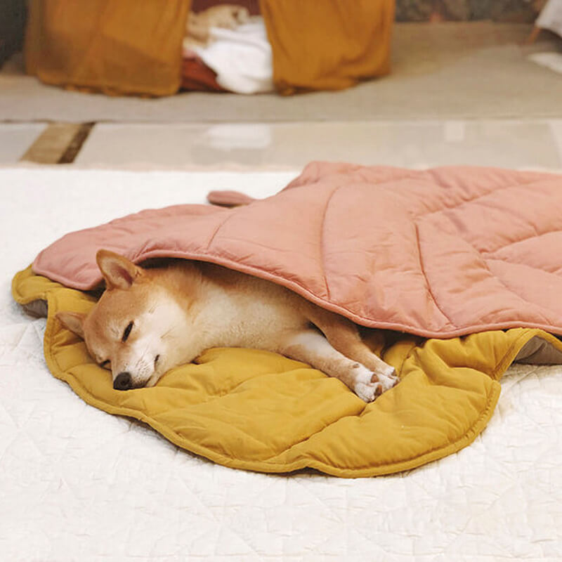 Leaf-shaped dog blanket for large dogs-machine washable, versatile and stylish, cotton polyester, 107-130 cm 1