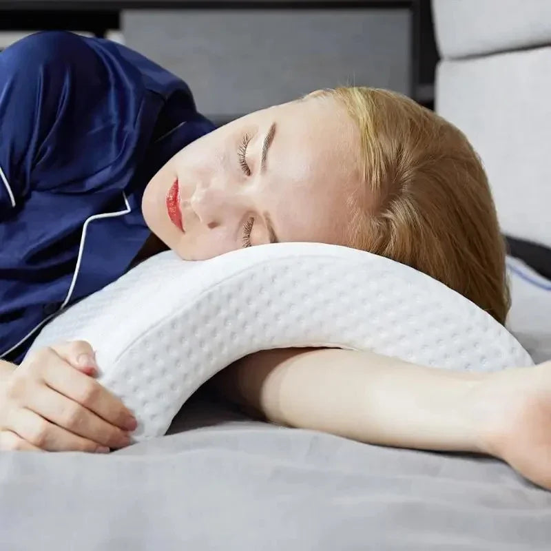 SleepEase – ortopedický U-tvarovaný vankúš z pamäťovej peny na podporu krku a rúk