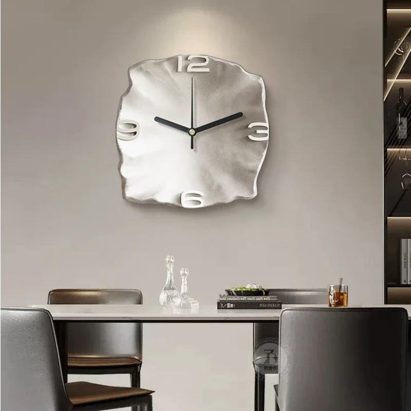 StoneAura - Moderne Wanduhr mit Sandstein-Effekt und geräuschlosem Quarz