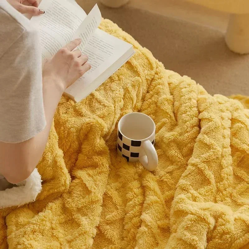 LambCloud Blanket – Ultra-Warm Lambswool Throw for Winter Comfort