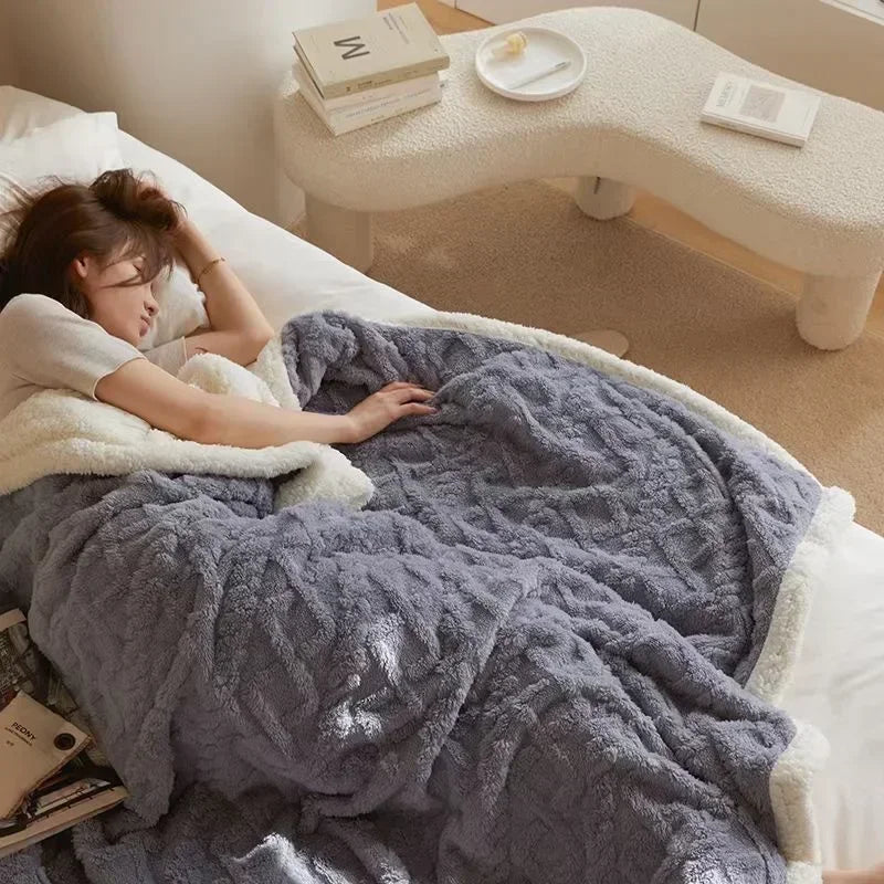 LambCloud Blanket – Ultra-Warm Lambswool Throw for Winter Comfort
