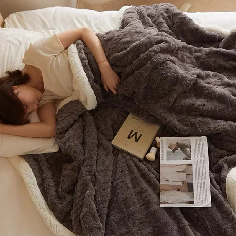 LambCloud Blanket – Ultra-Warm Lambswool Throw for Winter Comfort