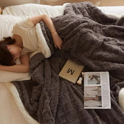 LambCloud Blanket – Ultra-Warm Lambswool Throw for Winter Comfort